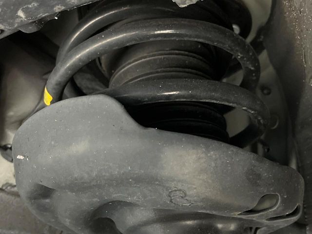 お車を安心してお乗りいただく為には、足回りの定期点検が欠かせません。サービスサポート（有償保証）では無料点検もご提供しており、安心のカーライフをお過ごしいただけるサポート体制が整っています。