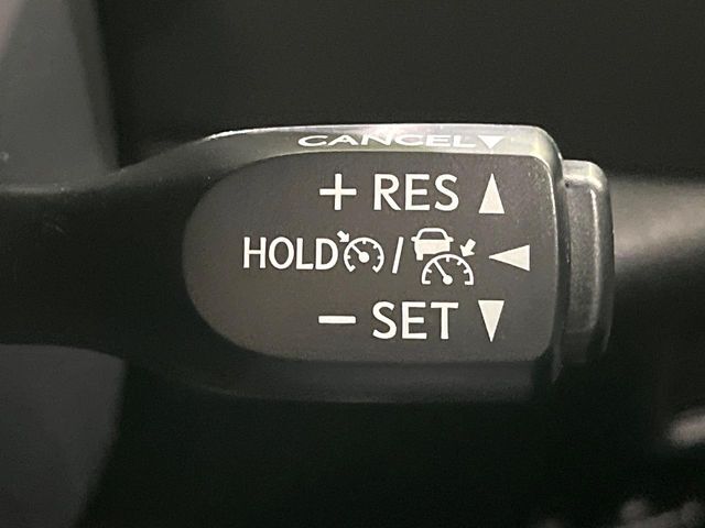 【レーダークルーズコントロール】高速道路での長距離走行が楽に！！自動で速度を保つクルーズコントロールが、衝突軽減システムと連携し、前方の車両を感知して車間を保つように速度調節してくれます！！