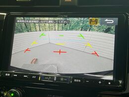 【バックカメラ】駐車時に後方がリアルタイム映像で確認できます。大型商業施設や立体駐車場での駐車時や、夜間のバック時に大活躍！運転スキルに関わらず、今や必須となった装備のひとつです！