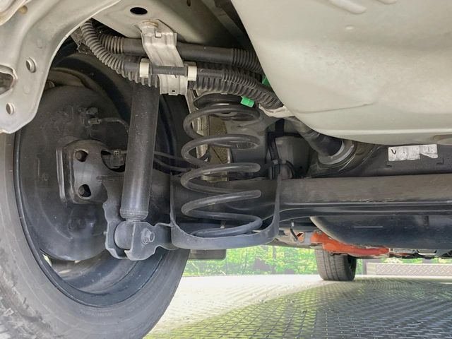 お車を安心してお乗りいただく為には、足回りの定期点検が欠かせません。サービスサポート（有償保証）では無料点検もご提供しており、安心のカーライフをお過ごしいただけるサポート体制が整っています。