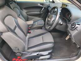 首都圏（東京、埼玉、千葉）には電装系、機械系、ボディ仕上げ、クリーニングまでそれぞれ、キャリア20年以上のプロ職人に手掛けて仕上げてもらいます。職人チーム一丸となって整備点検に取り組んでいます。