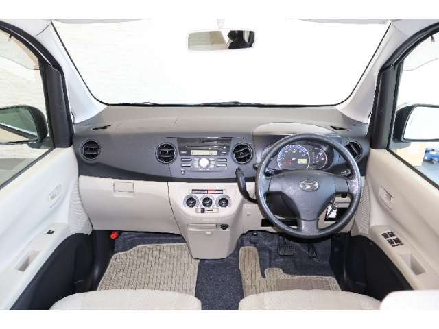 操作性に優れた運転席となります！小物入れや各ボタンの配置にこだわり、使いやすいです！座り心地もよく視認性も良好なのでロングドライブもお任せ下さい！