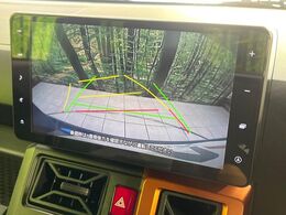 【バックカメラ】駐車時に後方がリアルタイム映像で確認できます。大型商業施設や立体駐車場での駐車時や、夜間のバック時に大活躍！運転スキルに関わらず、今や必須となった装備のひとつです！