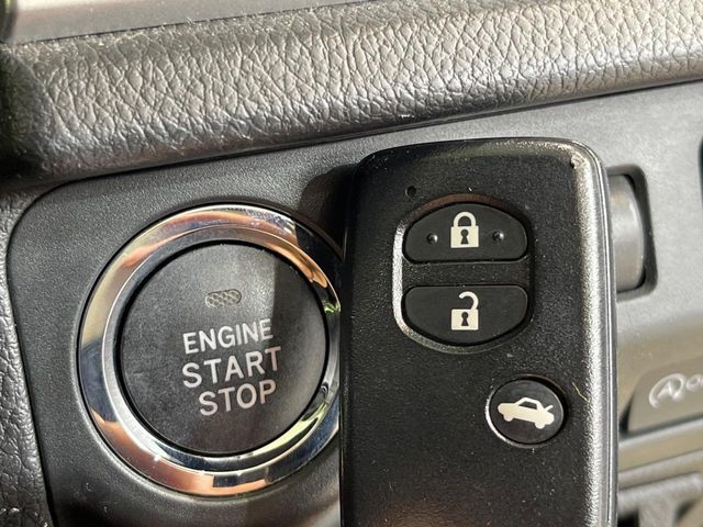 【アクセスキー＆プッシュスタート】カバンやポケットに入れたままでもドアの施錠・解錠が可能なスマートキーを装備。エンジンのオン・オフ時もカギを取り出す必要が無く、ボタンをプッシュするだけでOK♪