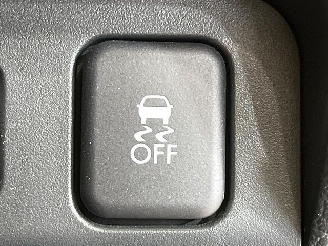 【横滑り防止装置】車両の横滑りを感知すると、自動的に車両の進行方向を保つように車両を制御します。雨の日など滑りやすい路面状況でも安全な運転が可能です。