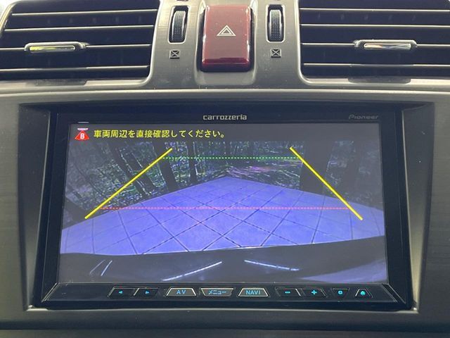【バックカメラ】駐車時に後方がリアルタイム映像で確認できます。大型商業施設や立体駐車場での駐車時や、夜間のバック時に大活躍！運転スキルに関わらず、今や必須となった装備のひとつです！