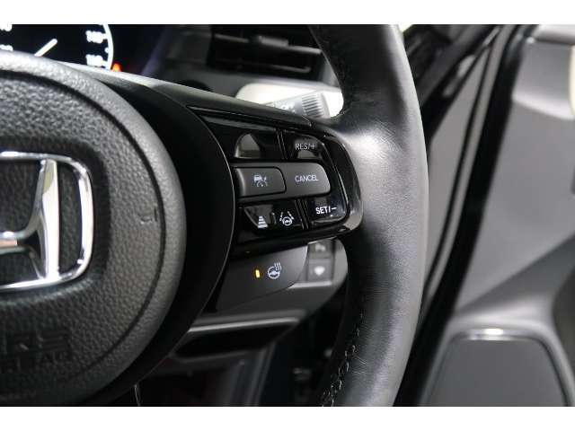 Hondaセンシングの機能のひとつ、アダプティブクルーズコントロール付！アクセルから足を離しても設定したスピードと前車との車間を保ち走行してくれます！車線維持もアシスト☆高速道路で疲労軽減ですね☆