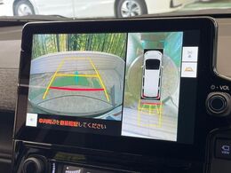 【パノラミックビューモニター】前後左右のカメラの映像をモニターに表示。真上から見ているような視点で周囲を確認できます。