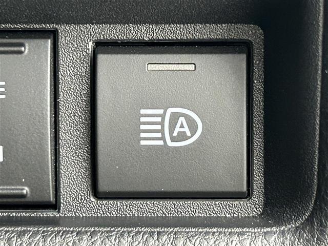 【　オートマチックハイビーム　】先行車や対向車のライトを認識し、ハイビームとロービームを自動で切り替える機能です♪