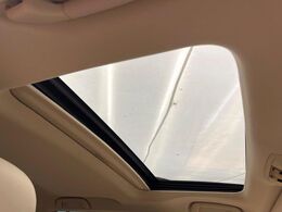 【サンルーフ】開放感たっぷりの希少装備、サンルーフが装着されています！車内に明かりを取り入れたり景色を楽しむ以外にも、車内の空気も簡単に換気できて快適です！