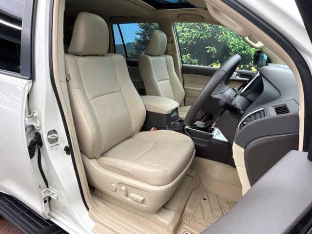 運転席シート廻りは使用感も少なく、良好な状態となっています。丁寧に使われていたことがよくわかりますね。