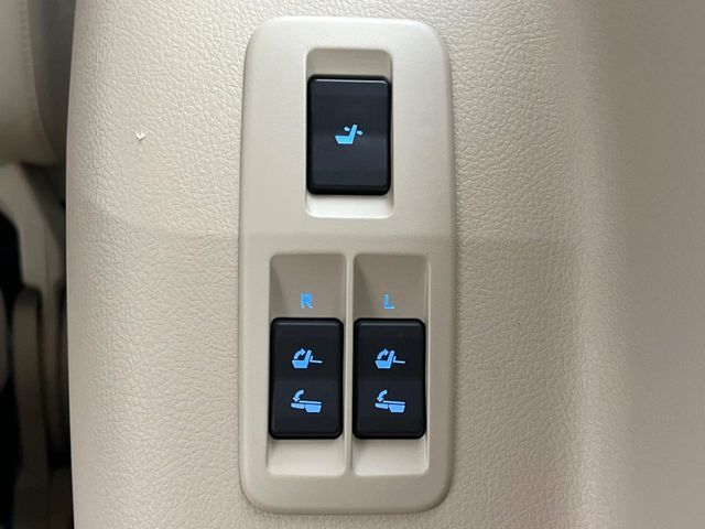 【電動格納サードシート】3列目はスイッチ一つでラクラク収納！荷物が多い時など座席を収納スペースに変更する際も、力は必要ありません！お子様でも簡単に操作していただけます！