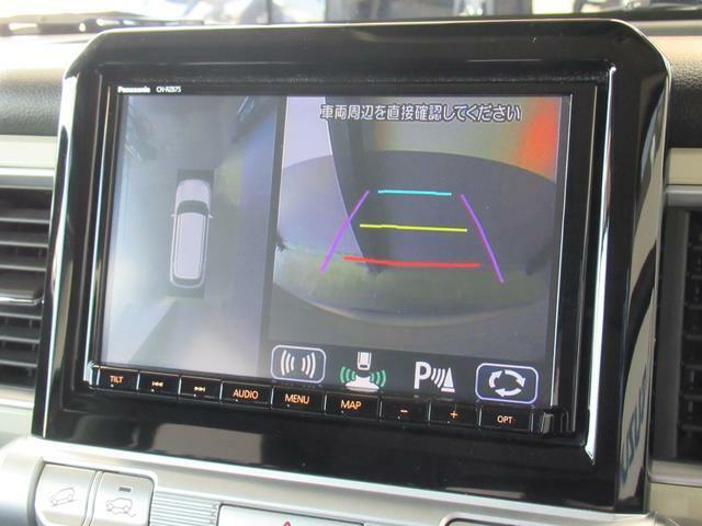 【全方位型モニター】クルマを上空から見下ろしているかのように、直感的に周囲の状況を把握できる全方位型モニター。狭い場所での駐車でも周囲が映像で確認できます。