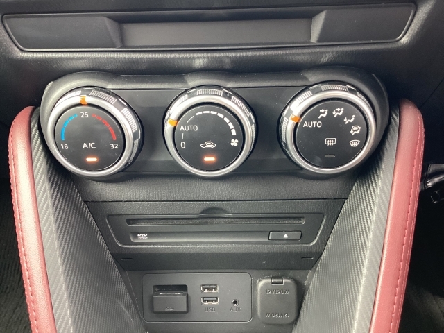 エアコンはフルオートだから車内は常に快適です！CD、DVDデッキ付き！USBも使用できます！