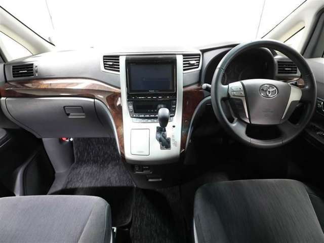 上質で落ち着いた印象のインパネ。視界も広々で運転しやすいです。
