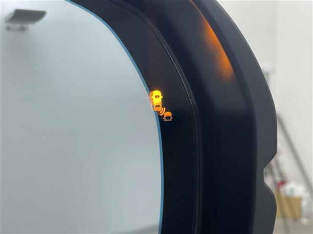 【BSM（ブラインドスポットモニター）】隣車線上の側方および後方から接近する車両を検知すると、検知した側のドアミラーが点灯。その状態でウインカーを出すと、インジケーターの点滅と警報音で警告します。