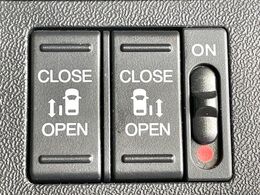 【両側パワースライドドア】スマートキーや運転席のスイッチで後席両側スライドドアの開閉が可能♪電動だから力を入れてドアを開ける必要が無く、小さなお子様でも簡単に開け閉めでき快適です♪