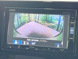 【バックカメラ】駐車時に後方がリアルタイム映像で確認できます。大型商業施設や立体駐車場での駐車時や、夜間のバック時に大活躍！運転スキルに関わらず、今や必須となった装備のひとつです！