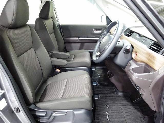 フロントシートはセパレートシートなので後席への移動ができます。またアームレストも装備されていますし運転席シートの高さも調整できます！