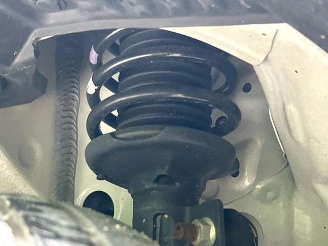 お車を安心してお乗りいただく為には、足回りの定期点検が欠かせません。サービスサポート（有償保証）では無料点検もご提供しており、安心のカーライフをお過ごしいただけるサポート体制が整っています。