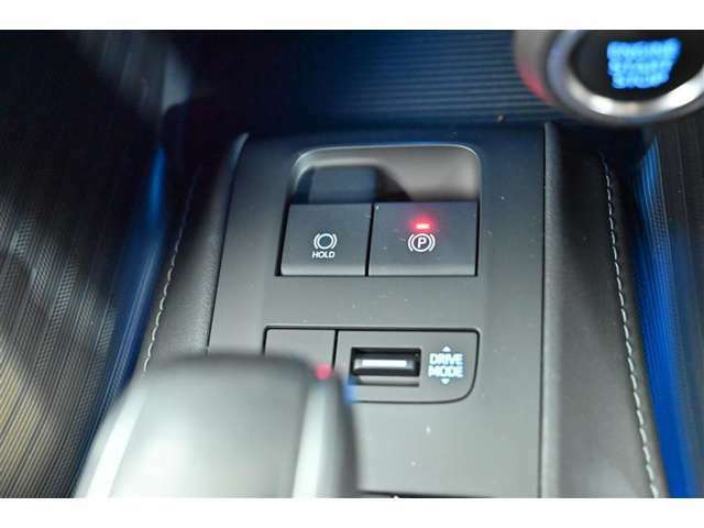 【電動パーキングブレーキ】パーキングブレーキは便利な電動式！ボタン一つで操作でき、アクセルを踏めば自動で解除されます、レバーやペダルが無いので運転席廻りもすっきりしますね