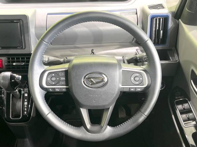 【純正革巻きステアリング】上質な革を使用することで、手にしっかり馴染みとても運転しやすいハンドルです♪