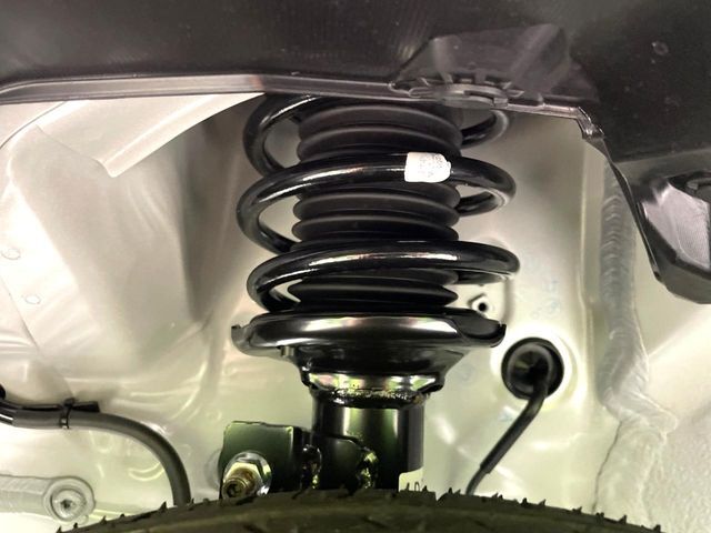 お車を安心してお乗りいただく為には、足回りの定期点検が欠かせません。サービスサポート（有償保証）では無料点検もご提供しており、安心のカーライフをお過ごしいただけるサポート体制が整っています。