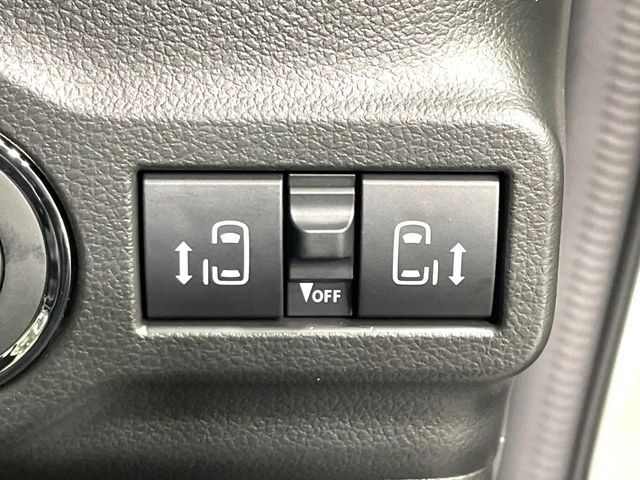 【両側パワースライドドア】スマートキーや運転席のスイッチで後席両側スライドドアの開閉が可能♪電動だから力を入れてドアを開ける必要が無く、小さなお子様でも簡単に開け閉めでき快適です♪
