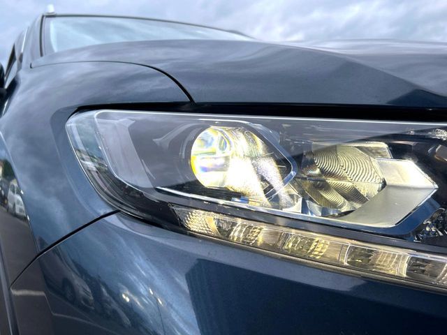 【LEDヘッドライト】悪天候や夜間走行時も良好な視界を確保し安心して運転できる高輝度LEDヘッドライトを装備！点灯速度が早く、消費電力も抑えられています。