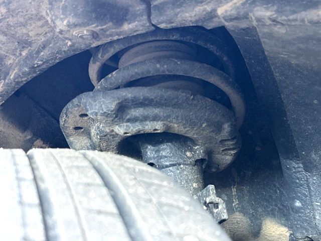 お車を安心してお乗りいただく為には、足回りの定期点検が欠かせません。サービスサポート（有償保証）では無料点検もご提供しており、安心のカーライフをお過ごしいただけるサポート体制が整っています。