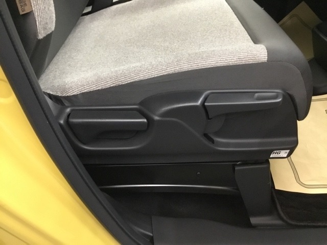 手動のレバーを使って、シートの高さや背もたれの角度を変えることができます。