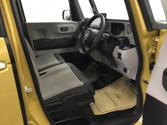 【ベンチシート】運転席と助手席の移動もスムーズ！狭い駐車場での乗り降りや、お子様の乗り降りにも便利です。座席の間にコンソールボックスやドリンクホルダーがないため、車内空間が広く感じます。