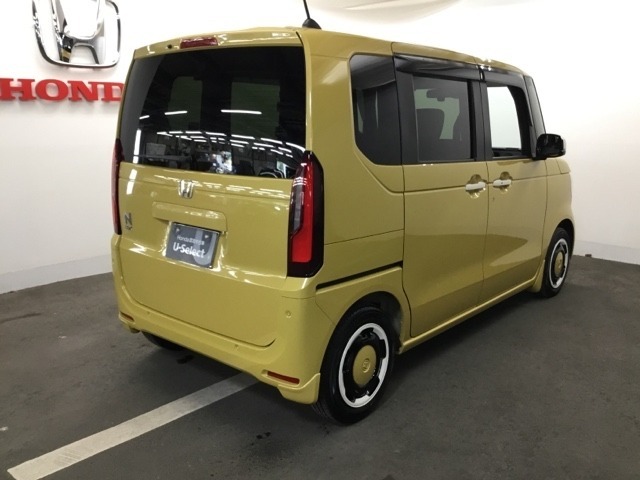 プライバシーガラスが装備されています。外を見るときには気にならずに、後方車両からは車内が見えにくい設計になっております。