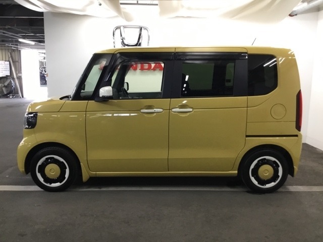 狭い駐車場でも、スライドドアならチャイルドシートへのお子さまの乗降や荷物の積載もスムーズ。