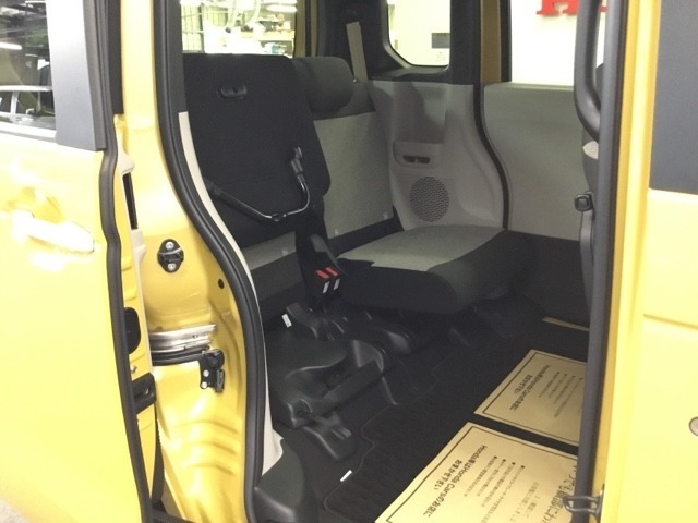 後席の座面をはねあげると、後席のあったスペースがそのまま高さのある荷室空間に！背の高い荷物も横にせずそのまま積み込めます。もちろん左右片方だけのアレンジも可能です。