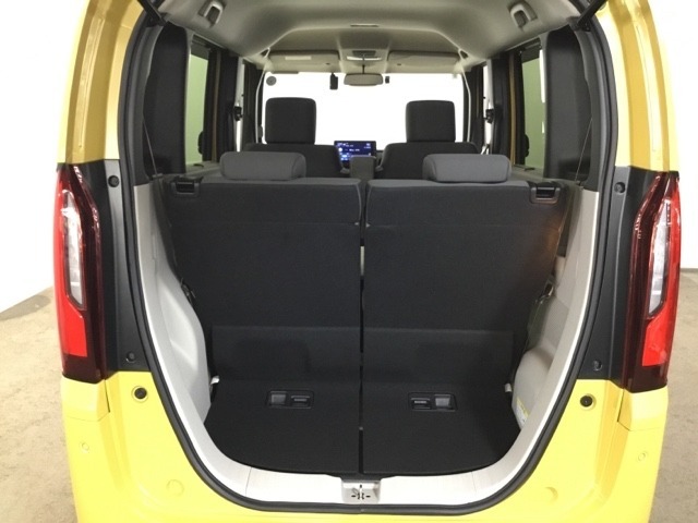 コンパクトボディーなのに、荷室はこんなに広々！たくさん荷物が積めますよ。