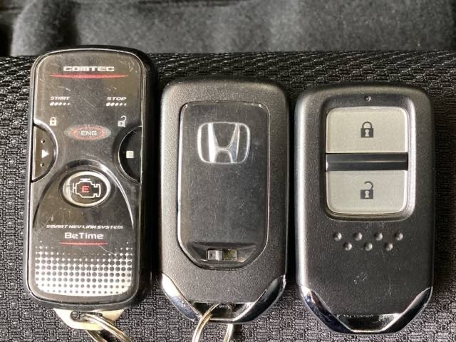 スマートキーを装備しています。鍵を差し込むことなくドアロックの開け閉めと、スタートボタン操作でのエンジンスタートができます。スペアキーも同じものを用意しております。