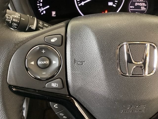 ステアリングスイッチがついていますので、オーディオのチャンネル変更、ボリューム、ジャンル変更が操作可能です。ハンドルから手を離さず安全に操作できます！。
