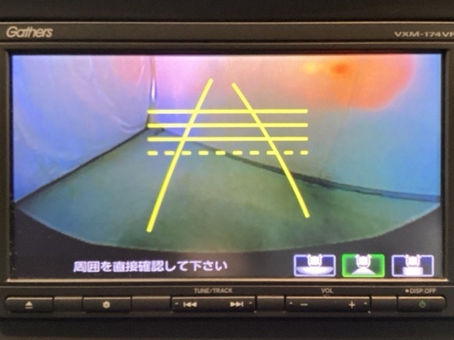 バックでの車庫入れも安心です！　リアカメラが付いているバックモニター付のナビを装備しております。操作線もついており距離感も画面から確認できます。