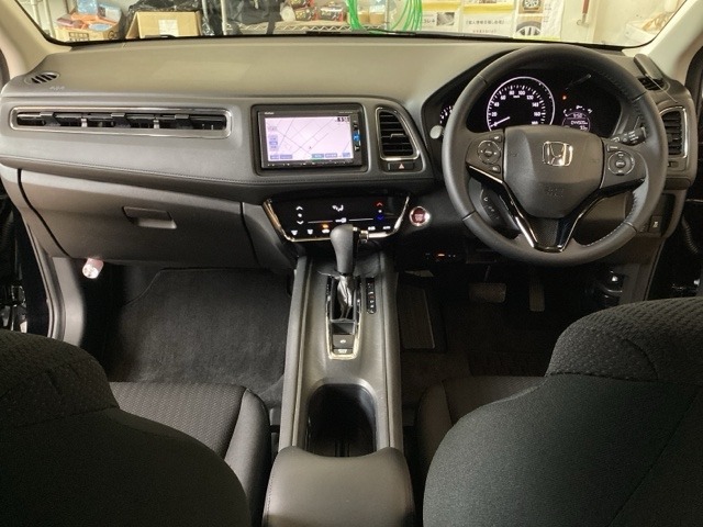 車内はチタニア抗菌防臭施工済です。黒系の内装色がスポーティなインパネ周りを演出します。グローブボックスやカップホルダーのほかにトレーなどたくさんの収納スペースが付いています。