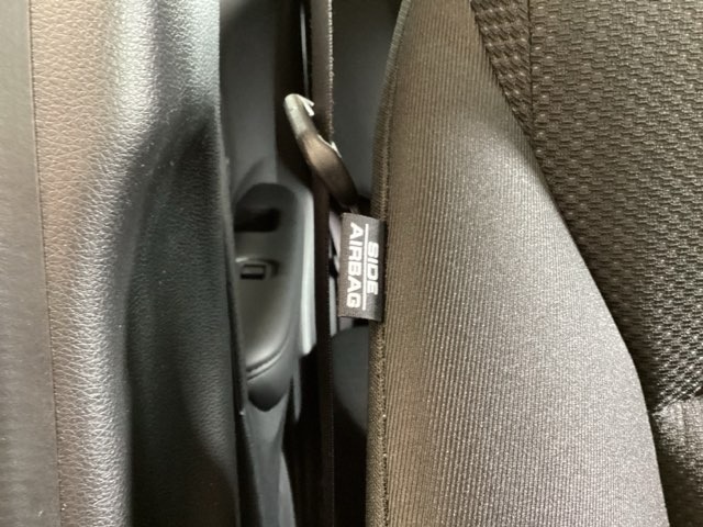 運転席・助手席シート内の窓側にはサイドエアバックを装備しています。横からの衝撃に備え、いざというときにエアバックが開き乗員を守ります。