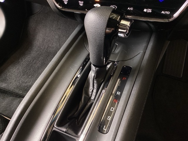 CVT車のセレクトレバーです。低速から高速まで、変速ショックのないスムーズな走りを実現するとともに、エンジン効率のよい領域を維持することで燃費にも貢献します。