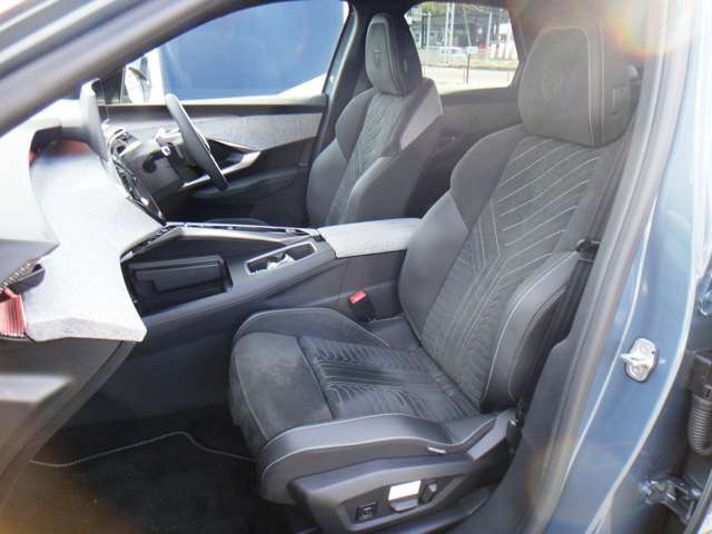 快適なショールームにて、お車選びのお手伝いから、ご購入後の整備待ちまで、ご対応致します。