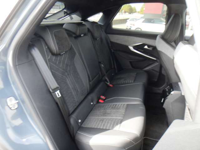 最新鋭の自社整備工場にて、車検・点検は勿論の事、あらゆるご要望にお応えすべく輸入車ディーラーならではの最新のコンピューターシステムとベテランの整備士がバックUP！