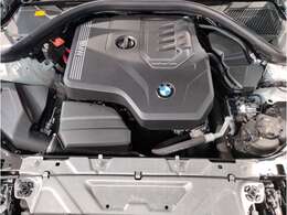【BMWエンジン】革新的なガソリン・エンジン・テクノロジーによる高性能かつ高効率。レスポンスの良いパワーを発揮。常にスムーズな吸気を実現しアクセル開度にダイレクトに反応しドライビングを楽しく演出。
