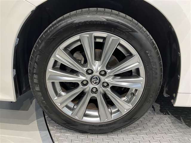 【タイヤ・ホイール】235/50R18の純正アルミタイヤになります。スタッドレスタイヤもこのサイズをお求め下さい。