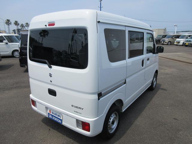 外装は展示前に専任の担当者が綺麗に仕上げております。車の状態など気になさる点がありましたらお気軽にご相談ください。自慢のお車をぜひご覧にいらしてください。