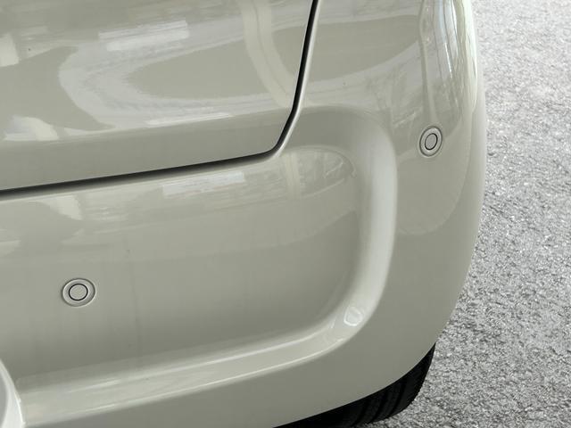 【後退時ブレーキサポート】リヤバンパーに内蔵した4つの超音波センサーで後方の障害物との距離を測りブザー音で障害物との接近をお知せ！さらに障害物と衝突の可能性が高まると衝突被害軽減ブレーキが作動！