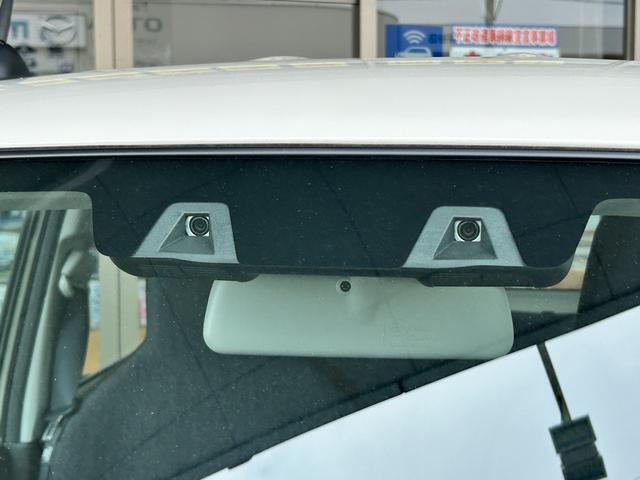 【デュアルカメラブレーキサポート】フロントガラス上部に設置された2つのカメラで前方の車両や人物を検知し、衝突を回避できないと判断した場合に衝突被害軽減ブレーキが作動。衝突を回避または軽減します☆