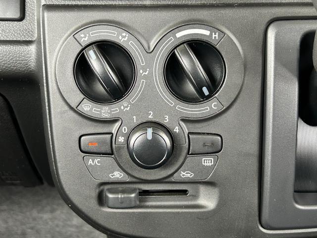 【エアコン】マニュアルエアコン、快適な温度に調整できます◎